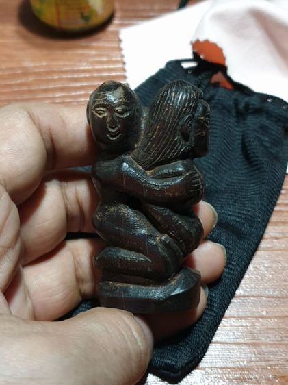 อิ่น ไม้แกะ ใต้ฐาน แปะ ชันโรง มหาเสน่ห์ ไม่ทราบสำนักและปีที่ออก สภาพเก่า ศิลปะสวยงาม รูปที่ 10