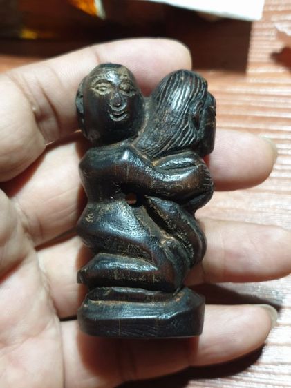 อิ่น ไม้แกะ ใต้ฐาน แปะ ชันโรง มหาเสน่ห์ ไม่ทราบสำนักและปีที่ออก สภาพเก่า ศิลปะสวยงาม รูปที่ 6