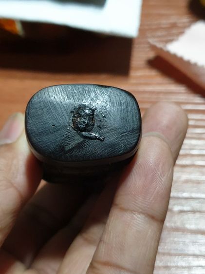 อิ่น ไม้แกะ ใต้ฐาน แปะ ชันโรง มหาเสน่ห์ ไม่ทราบสำนักและปีที่ออก สภาพเก่า ศิลปะสวยงาม รูปที่ 4