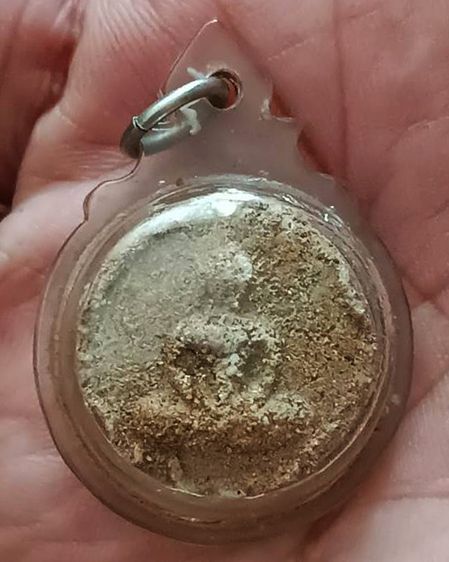   พระเนื้อผงพิมพ์จันทร์ลอย เลี่ยมกันน้ำพระบ้านเก่าเก็บหลายสิบปี ไม่ทราบที่ ขนาด 2 ซ.ม. รูปที่ 2