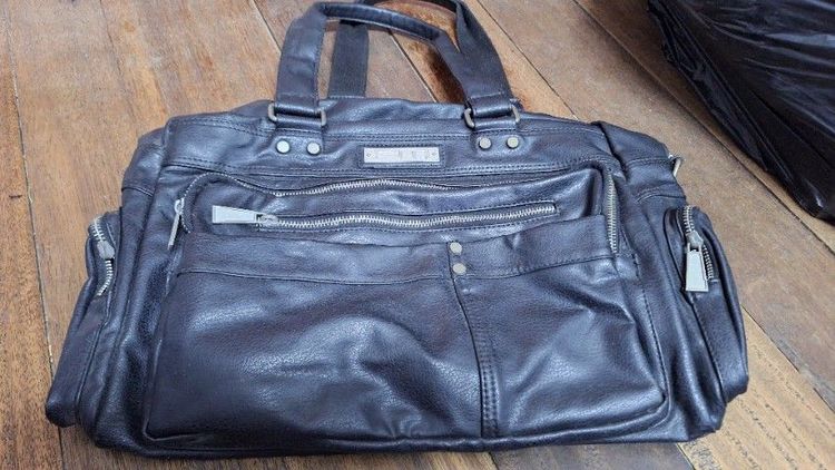 ชาย ดำ FM กระเป๋าถือหนังแท้ มีหลายกระเป๋า สภาพกริ๊บๆ