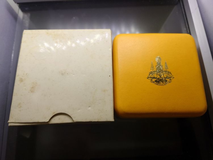 เหรียญพระรูปรัชกาลที่9 ที่ระลึกเขาชีจรรย์ เนื้อเงินขัดเงา ขนาด 3 เซน วัดญานสังวราราม ปี2538 พร้อมกล่องเดิม รูปที่ 8