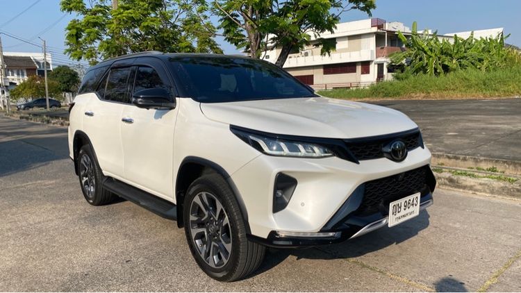 Toyota Fortuner 2021 2.8 Legender Black Top Utility-car ดีเซล ไม่ติดแก๊ส เกียร์อัตโนมัติ ขาว รูปที่ 3