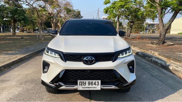 รถ Toyota Fortuner 2.8 Legender Black Top สี ขาว