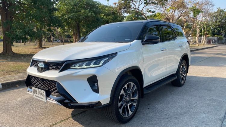 Toyota Fortuner 2021 2.8 Legender Black Top Utility-car ดีเซล ไม่ติดแก๊ส เกียร์อัตโนมัติ ขาว รูปที่ 2