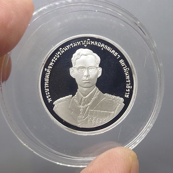 เหรียญที่ระลึกเรือพระที่นั่ง นารายณ์ทรงสุบรรณ รัชกาลที่9 "พิมพ์เล็ก เนื้อเงินขัดเงา กองทัพเรือสร้าง พ.ศ.2539 พร้อมกล่องหนัง รูปที่ 2