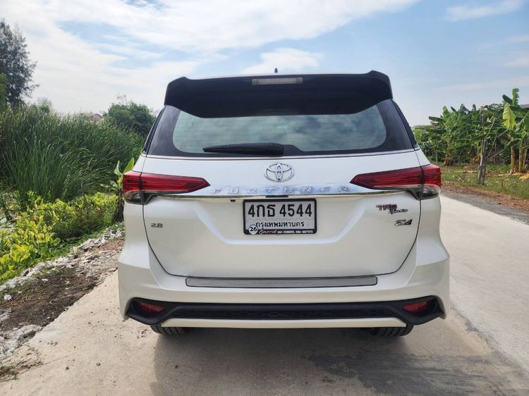 Toyota Fortuner 2015 2.8 V 4WD Utility-car ดีเซล ไม่ติดแก๊ส เกียร์อัตโนมัติ ขาว รูปที่ 4