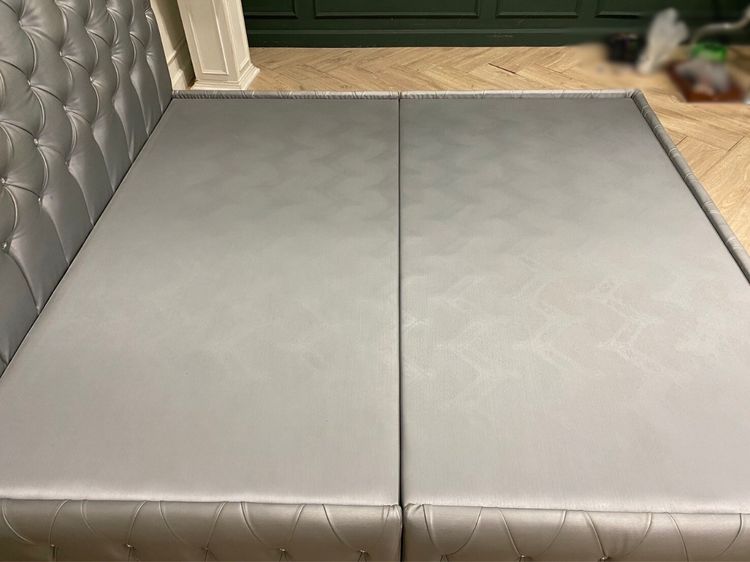 เตียงหุ้มหนังดึงกระดุม สีเทา พร้อมที่นอน 6 ฟุต ยี่ห้อ Hermes รูปที่ 10