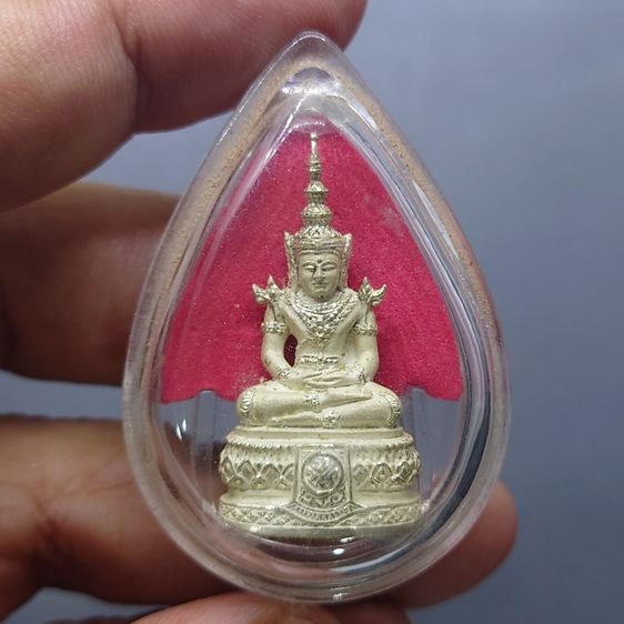 พระแก้วมรกต ภปร ( รุ่นแรก ) ฉลองครบ 75 พรรษา รัชกาลที่9 เนื้อเงิน พิมพ์ใหญ่ ปี2545 พร้อมกล่องเดิม รูปที่ 3