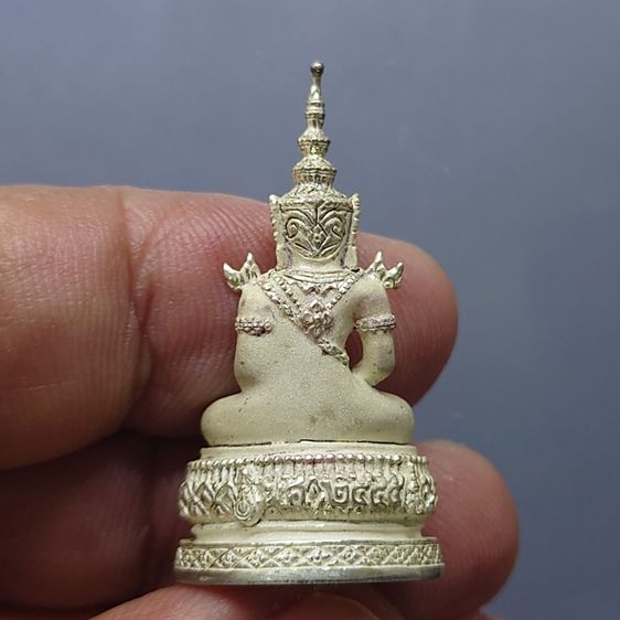 พระแก้วมรกต ภปร ( รุ่นแรก ) ฉลองครบ 75 พรรษา รัชกาลที่9 เนื้อเงิน พิมพ์ใหญ่ ปี2545 พร้อมกล่องเดิม รูปที่ 5