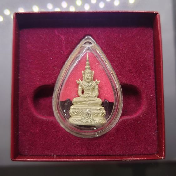 พระแก้วมรกต ภปร ( รุ่นแรก ) ฉลองครบ 75 พรรษา รัชกาลที่9 เนื้อเงิน พิมพ์ใหญ่ ปี2545 พร้อมกล่องเดิม