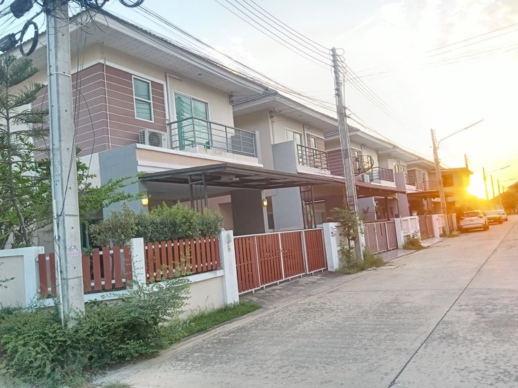 ขายบ้านแฝด 2 ชั้น ราคาเป็นกันเอง (ห้อครัวติดกันนิดเดียวเท่านั้น)