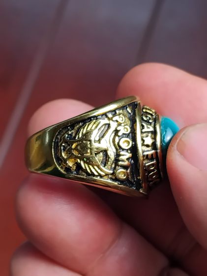 แหวนรุ่น America Education promo ตัวเรือนทอง 10k Yellow Gold น้ำหนักรวม 22.44 กรัม ประดับพลอยสีฟ้า มีสายสังวาลย์คาด (พิเศษ) ด้านในฝังเหล็กไห รูปที่ 3