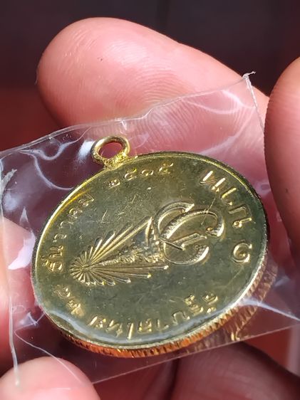 เหรียญตลก 1 บาท ปี 2515 รัชกาลที่10 ด้านหลังปั๊มผิด ลงกะหลั่ยทอง นักสะสมต้องมี เอาไว้โชว์ หายากสุดๆ เหรียญกษาปณ์ 1 บาท สถาปนาสมเด็จพระบรมโอร รูปที่ 3