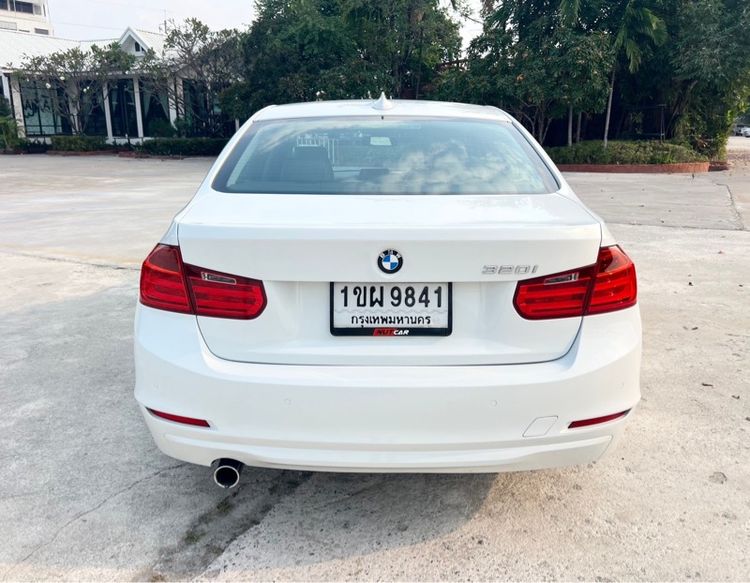 BMW Series 3 2014 320i Sedan เบนซิน เกียร์อัตโนมัติ ขาว รูปที่ 4