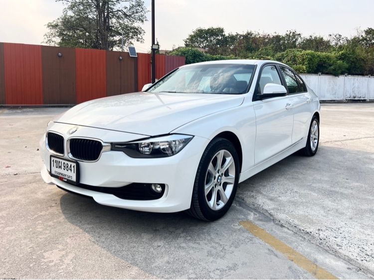 BMW Series 3 2014 320i Sedan เบนซิน เกียร์อัตโนมัติ ขาว รูปที่ 2