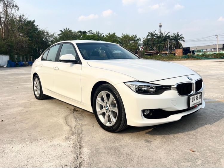 BMW Series 3 2014 320i Sedan เบนซิน เกียร์อัตโนมัติ ขาว รูปที่ 3