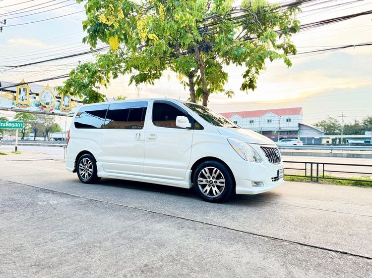 รถ Hyundai H-1  2.5 GRAND STAREX สี ขาว