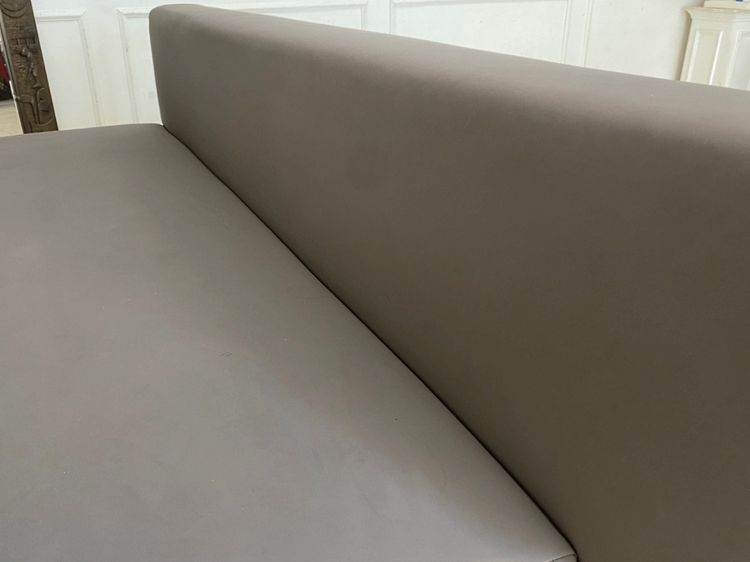 โซฟา 2 ที่นั่ง พนักพิงขั้นกลาง เบาะหนัง สีเทา รูปที่ 8