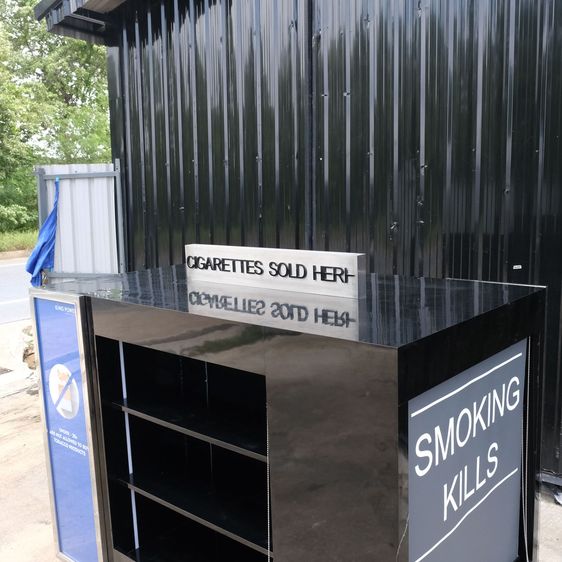 ชั้นวางสินค้า แบบ 4 ด้าน มีม่านรูดเปิด-ปิดได้ มีป้ายสินค้า 2 ฝั่ง โครงไม้ปิดผิวไฮกรอสสีดำ รูปที่ 5