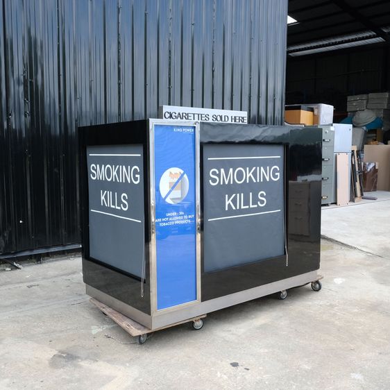 ชั้นวางสินค้า แบบ 4 ด้าน มีม่านรูดเปิด-ปิดได้ มีป้ายสินค้า 2 ฝั่ง โครงไม้ปิดผิวไฮกรอสสีดำ รูปที่ 3