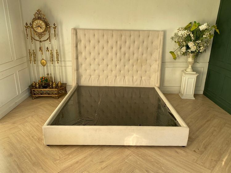 คิง เตียงนอน 6 ฟุต โครงไม้ หุ้มผ้า สีครีม