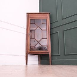 ตู้โชว์เข้ามุมไม้มะฮอกกานี 1 บานเปิดกระจก