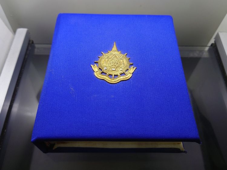 พระพุทธชินราช เนื้อเงินสามกษัตริย์ พิมพ์ใหญ่ ที่ระลึก 6 รอบ รัชกาลที่9 มูลนิธิพิทักษ์ดวงตาประชาชน สร้าง พ.ศ.2542 พร้อมกล่องเดิม รูปที่ 10