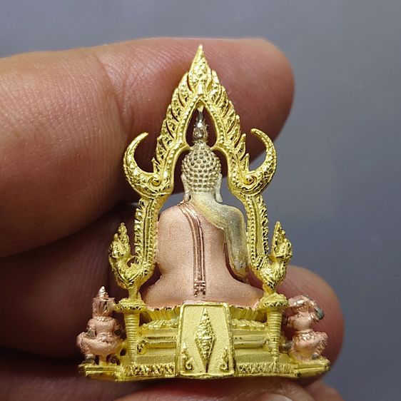 พระพุทธชินราช เนื้อเงินสามกษัตริย์ พิมพ์ใหญ่ ที่ระลึก 6 รอบ รัชกาลที่9 มูลนิธิพิทักษ์ดวงตาประชาชน สร้าง พ.ศ.2542 พร้อมกล่องเดิม รูปที่ 5