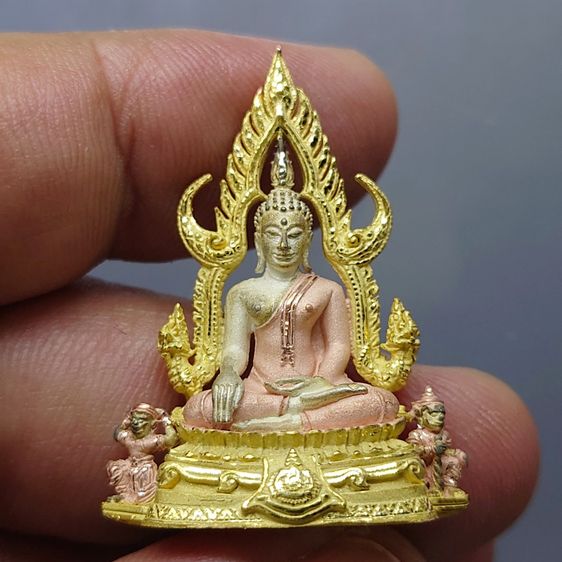 พระพุทธชินราช เนื้อเงินสามกษัตริย์ พิมพ์ใหญ่ ที่ระลึก 6 รอบ รัชกาลที่9 มูลนิธิพิทักษ์ดวงตาประชาชน สร้าง พ.ศ.2542 พร้อมกล่องเดิม รูปที่ 4