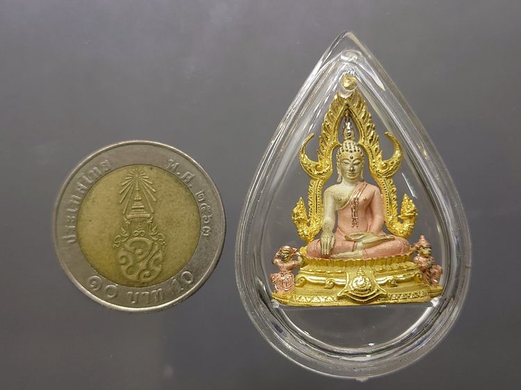 พระพุทธชินราช เนื้อเงินสามกษัตริย์ พิมพ์ใหญ่ ที่ระลึก 6 รอบ รัชกาลที่9 มูลนิธิพิทักษ์ดวงตาประชาชน สร้าง พ.ศ.2542 พร้อมกล่องเดิม รูปที่ 9