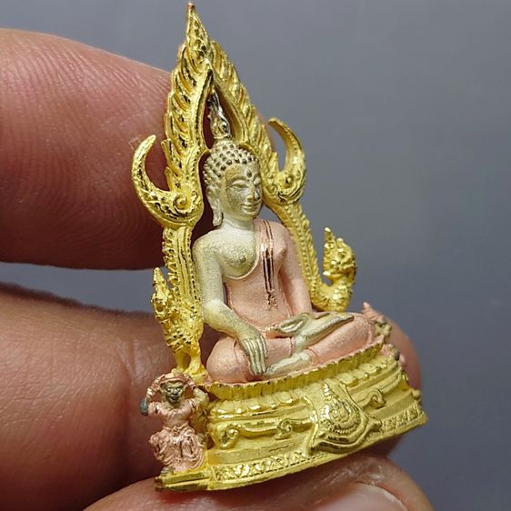 พระพุทธชินราช เนื้อเงินสามกษัตริย์ พิมพ์ใหญ่ ที่ระลึก 6 รอบ รัชกาลที่9 มูลนิธิพิทักษ์ดวงตาประชาชน สร้าง พ.ศ.2542 พร้อมกล่องเดิม รูปที่ 6