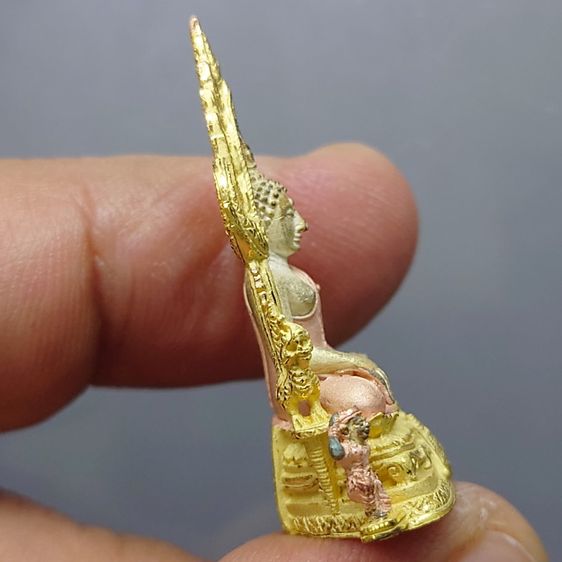 พระพุทธชินราช เนื้อเงินสามกษัตริย์ พิมพ์ใหญ่ ที่ระลึก 6 รอบ รัชกาลที่9 มูลนิธิพิทักษ์ดวงตาประชาชน สร้าง พ.ศ.2542 พร้อมกล่องเดิม รูปที่ 7