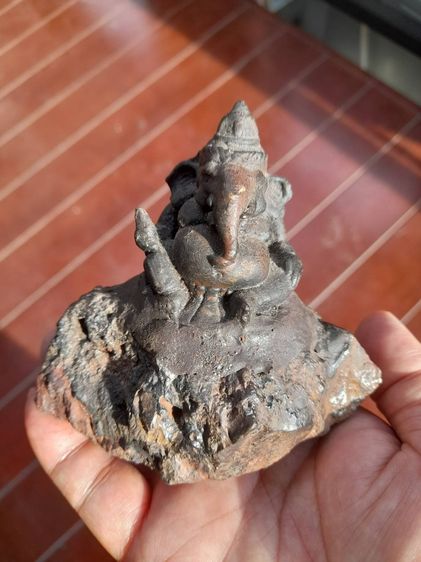 พระพิฆเนศ แร่เหล็กไหลเขาอึมครึม แกะมาจากก้อนเหล็กไหล องค์มีขนาดกว้าง 5 นิ้ว สูง 3.5 นิ้ว อย่างหนา มีน้ำหนัก เก่า สวยงาม  พระพิฆเนศวร เทพเจ้า