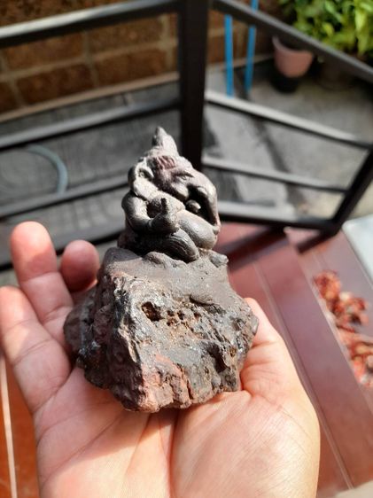 พระพิฆเนศ แร่เหล็กไหลเขาอึมครึม แกะมาจากก้อนเหล็กไหล องค์มีขนาดกว้าง 5 นิ้ว สูง 3.5 นิ้ว อย่างหนา มีน้ำหนัก เก่า สวยงาม  พระพิฆเนศวร เทพเจ้า รูปที่ 3