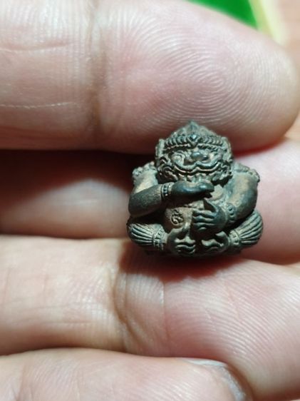 รูปหล่อ ลูกอมหนุมาน ฉลองชัย หลวงพ่อดำ วัดเขาพูนทอง จันทบุรี ปี 44 สภาพสวย คลาสสิค พบเจอน้อย รูปที่ 7