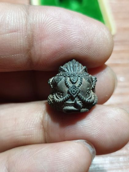 รูปหล่อ ลูกอมหนุมาน ฉลองชัย หลวงพ่อดำ วัดเขาพูนทอง จันทบุรี ปี 44 สภาพสวย คลาสสิค พบเจอน้อย รูปที่ 4