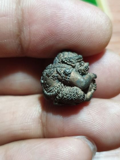 รูปหล่อ ลูกอมหนุมาน ฉลองชัย หลวงพ่อดำ วัดเขาพูนทอง จันทบุรี ปี 44 สภาพสวย คลาสสิค พบเจอน้อย รูปที่ 8