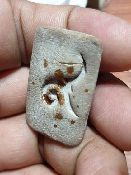 พระสมเด็จเนื้อผงน้ำมัน "พิมพ์นั่งบัว หลังเลข 9" สันนิษฐานเป็นของอ.ลอย โพธิ์เงิน พระพิมพ์โบราณ แป้งรองพิมพ์ยังอยู่สวยเดิม รูปที่ 8