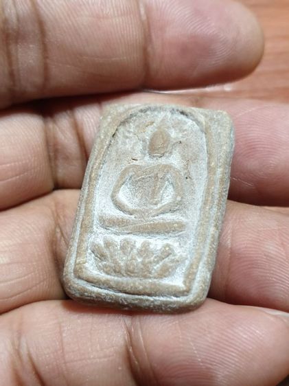 พระสมเด็จเนื้อผงน้ำมัน "พิมพ์นั่งบัว หลังเลข 9" สันนิษฐานเป็นของอ.ลอย โพธิ์เงิน พระพิมพ์โบราณ แป้งรองพิมพ์ยังอยู่สวยเดิม รูปที่ 3