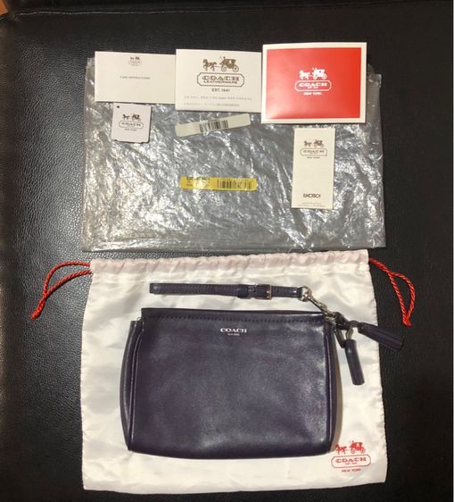 กระเป๋าคล้องมือ coach สีม่วง