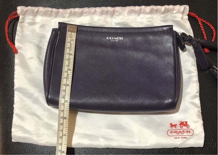 กระเป๋าคล้องมือ coach สีม่วง รูปที่ 2