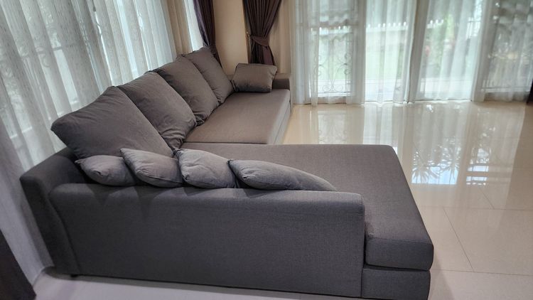 ขายชุดโซฟามือสองขนาดใหญ่ความยาว 3 เมตร ความกว้าง 2 เมตร ผ้านอกสีเทา เบาะแน่น นั่งไม่ยุบ ขายพร้อมหมอนอิง 9 ใบ รูปที่ 3