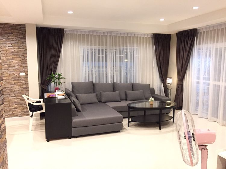 ไม้ 4+ ที่นั่ง ขายชุดโซฟามือสองขนาดใหญ่ความยาว 3 เมตร ความกว้าง 2 เมตร ผ้านอกสีเทา เบาะแน่น นั่งไม่ยุบ ขายพร้อมหมอนอิง 9 ใบ