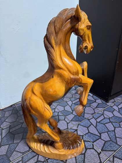 ม้าแกะสลัก