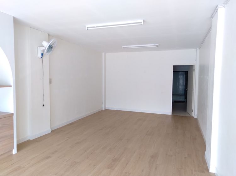 ขายตึกแถว2.5ชั้น 20ตร.ว ลาดพร้าว101แยก19 ทำเลดีใกล้รถไฟฟ้า  ค้าขายได้ มีผู้เช่าเก็บค่าเช่ากินได้เลย ขาย3.85ล้าน สนใจโทร 083-0331090 ทศ รูปที่ 4