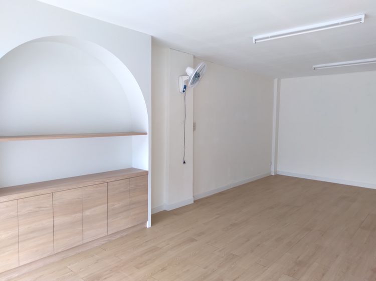 ขายตึกแถว2.5ชั้น 20ตร.ว ลาดพร้าว101แยก19 ทำเลดีใกล้รถไฟฟ้า  ค้าขายได้ มีผู้เช่าเก็บค่าเช่ากินได้เลย ขาย3.85ล้าน สนใจโทร 083-0331090 ทศ รูปที่ 3