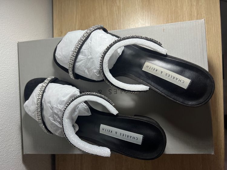 CHARLES AND KEITH รองเท้าเปิดส้นดีไซน์เท็กซ์เจอร์ตกแต่งด้วยเพชรรุ่น Ambrosia รูปที่ 10