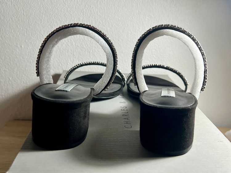 CHARLES AND KEITH รองเท้าเปิดส้นดีไซน์เท็กซ์เจอร์ตกแต่งด้วยเพชรรุ่น Ambrosia รูปที่ 9