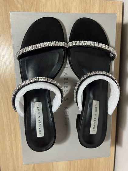 CHARLES AND KEITH รองเท้าเปิดส้นดีไซน์เท็กซ์เจอร์ตกแต่งด้วยเพชรรุ่น Ambrosia รูปที่ 8